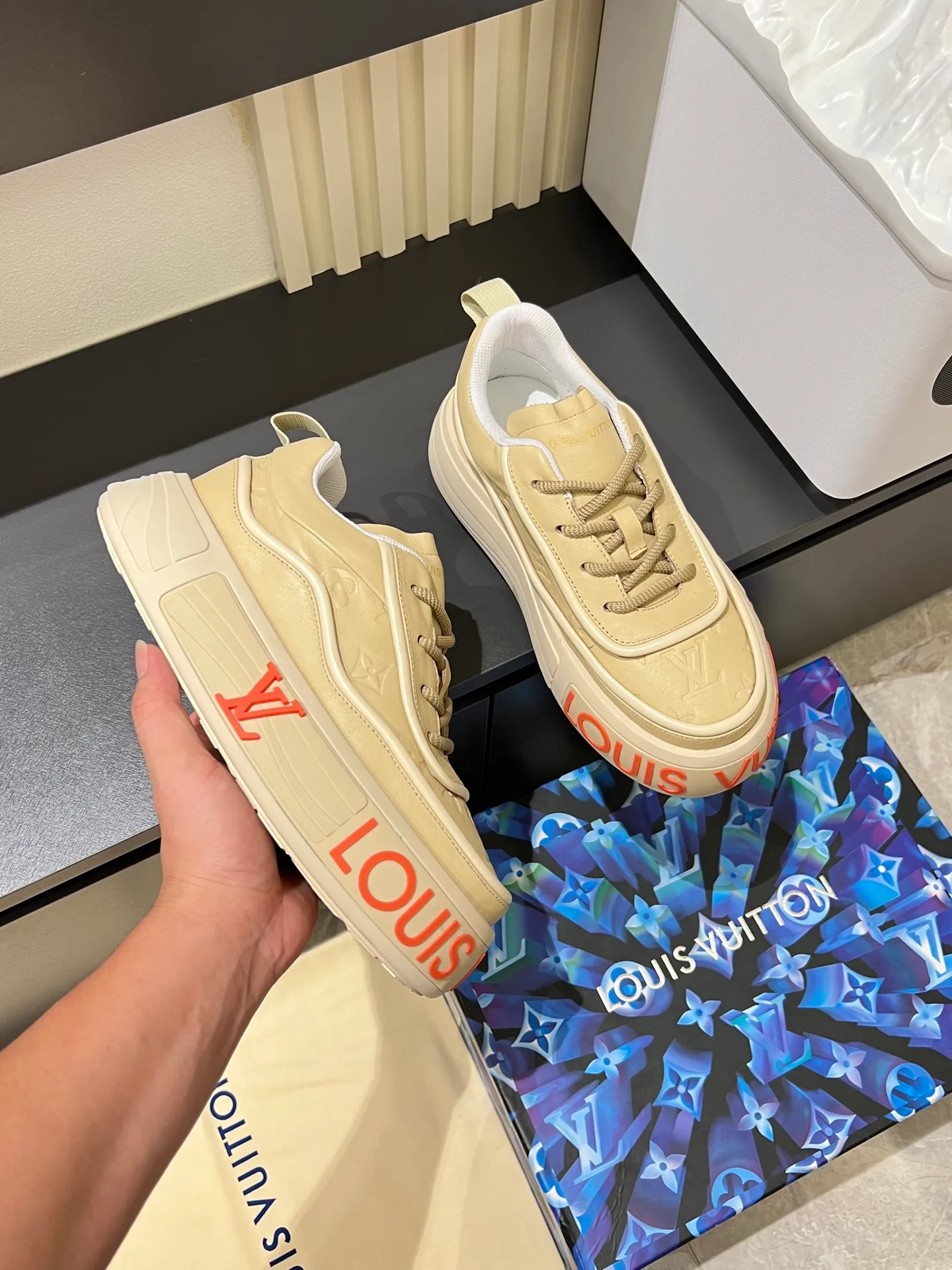 p560 "LOUI* VUITTO*" popular men's casual shoes, genuine development in Italy💯Purchase level quality✔️The upper is made of official website material first-layer cowhide, comfortable and soft sheepskin feet⚡️Fashionable and versatile. The toe last shape is firm and full, and the soles are made from LV original molds and can be freely entered and exited the counter. They are light and comfortable on the foot~purely handmade, details determine the quality! Size:39-44, (38.45 customized)
